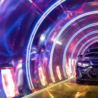 Auto in buntem Tunnel